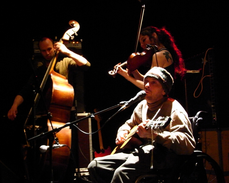 Vic Chesnutt Vic Chesnutt (voix, guitare), Jessica Moss (violon) et Thierry Amar (contrebasse) — Photo Loïc Ballarini