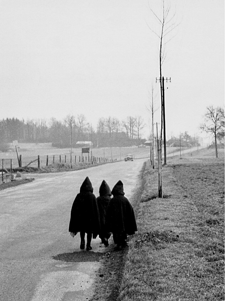 Prendre de la hauteur, étager ses plans : art de l’instant, la photographie de Willy Ronis doit aussi à la peinture et à la musique de Bach.