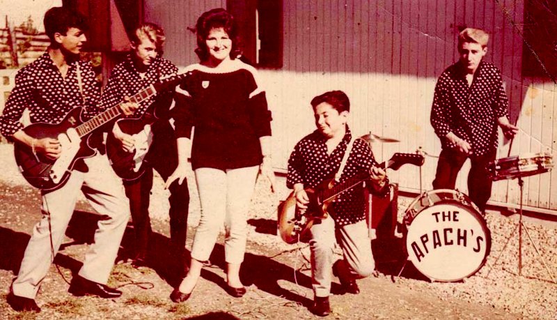 Le plus petit, c’est Little Bob… en 1963 avec son premier groupe, The Apachs. À ses côtés, sa sœur.
