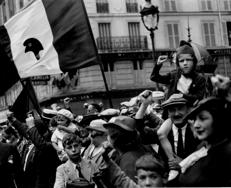 14 juillet 1936, défilé du Front populaire : la première pige photo de Willy Ronis devient un symbole. La petite fille au poing levé retrouvera le photographe 61 ans plus tard...