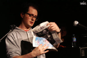Socalled lisant "La Griffe" sur la scène de l’Ubu en 2007